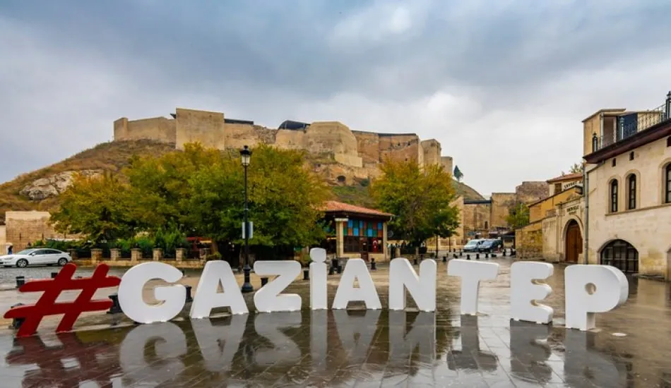 <p><strong>Gaziantep Web Tasarım</strong></p>

<p>Esyb<strong> Gaziantep web tasarım</strong>, sizin modern bir kimliğe ulaşmanız ve kendinizi en iyi şekilde tanıtmanız i&ccedil;in web tasarım işlerinizi ger&ccedil;ekleştirir. Hayatımızın artık vazge&ccedil;ilmezi olan internet d&uuml;nyasında daha iyi bir şekilde yer almak, rakiplerinizden bir adım ileride olmak i&ccedil;in etkili bir web tasarımına ve yazılımına sahip olmanız &ccedil;ok &ouml;nemlidir. Doğru tasarım ve yazılımları elde etmek i&ccedil;inse doğru kişiler ile &ccedil;alışmanız gerekir.</p>

<p><strong>G&uuml;n&uuml;m&uuml;zde Web Tasarımı &Ouml;nemi &nbsp;</strong></p>

<p>Web tasarım &ccedil;alışmaları g&uuml;n&uuml;m&uuml;zde hi&ccedil; olmadığı kadar &ouml;nemli bir hale gelmiştir. İşletmeler internet ortamında kendilerini tanıtabilmek ve aranıldığında bulunmaları ve insanların bilgi sahibi olabilecekleri bir web sitesine sahip olmaları marka kalitesi ve m&uuml;şteri ilişkilerinin gelişmesi i&ccedil;in b&uuml;y&uuml;k bir &ouml;neme sahiptir. Bu nedenle <a href="http://www.esyazilimbilisim.net/Hizmetler">web tasarım</a> &ccedil;alışması yaptırmak firmalar i&ccedil;in artık temel ihtiya&ccedil; haline gelmiştir.</p>

<p>Esyb<strong> Gaziantep web tasarım</strong> hizmetimiz bu konuda devreye girmekte ve işletmenizin internet ortamında en iyi şekilde tanıtılması i&ccedil;in gerekli olan web tasarım ve yazılım &ccedil;alışmaları sizin adınıza biz yapıyoruz. G&uuml;ncel, modern ve şık tasarımıyla ihtiyacı tam olarak karşılayan &ccedil;alışmalarımız ile sizlerde artık profesyonel bir web tasarımına sahip olabilirsiniz.</p>

<p>&nbsp;</p>
